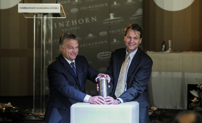 Alapkő a már épülő gyárnak