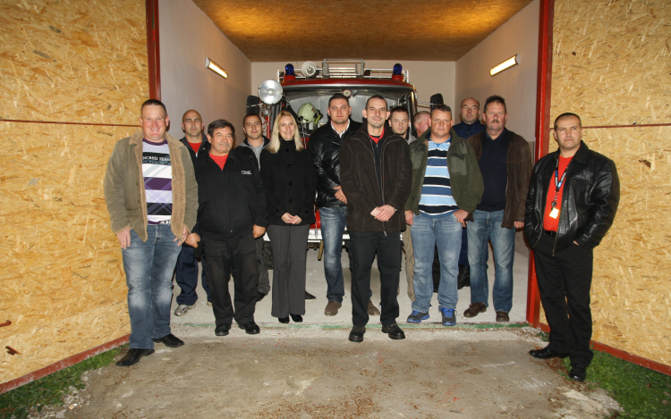 A tűzoltóknak segítettek