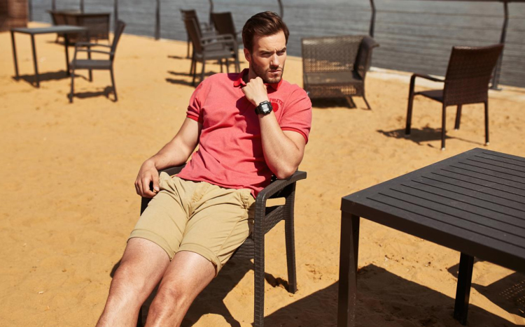 Hogyan (ne) viseljük a galléros férfi pólót? Teljes útmutató