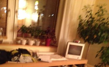 Betörtek  hozzá -ha látták a táskát...