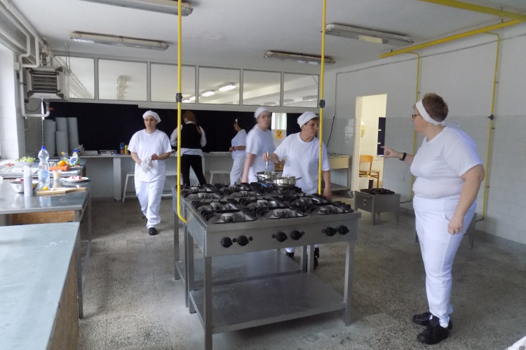 Rácsok mögül a pult mögé