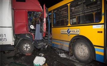 Nyolcan sérültek meg, amikor autóbusz és teherautó ütközött össze Zalaegerszegen