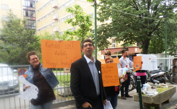 Politikai performance a kórház előtt- videóval