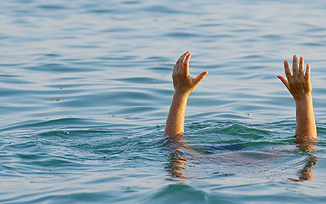 Több embert is kimentettek a vízből