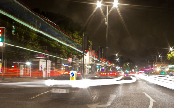 Új fényjelzések, egységes táblák a készülő KRESZ-módosításban