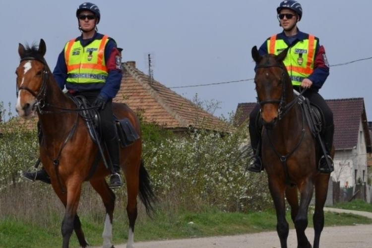Lovas járőrök az utakon