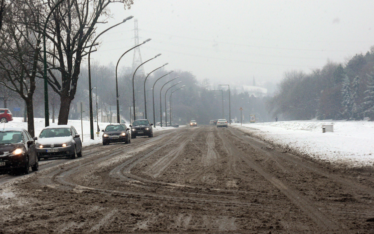 Fejér megyében is ónos eső nehezítheti a közlekedést