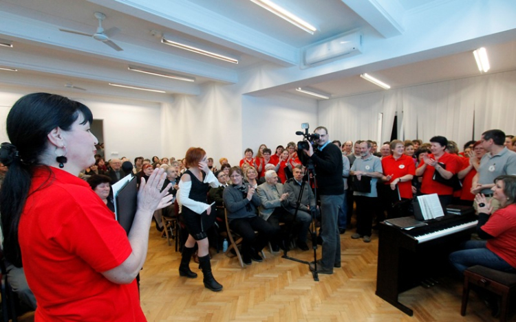 A kórus New Yorkban énekelt