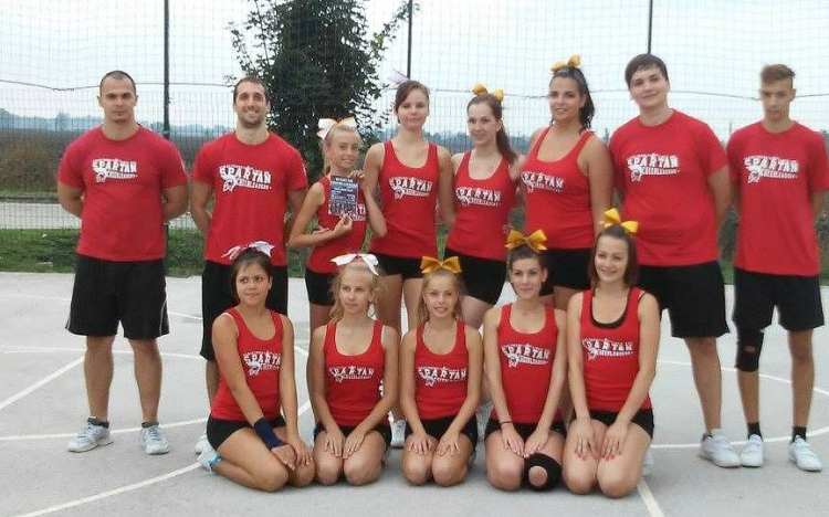 Akik lányokat dobálnak a levegőbe