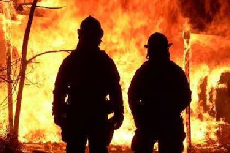 Garázs és ház égett  hétvégén