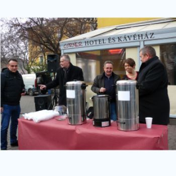 Adományért cserébe forralt bor