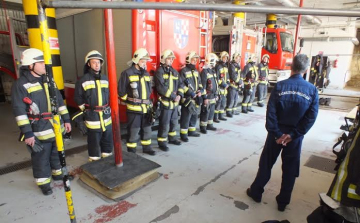 Szemle a laktanyában