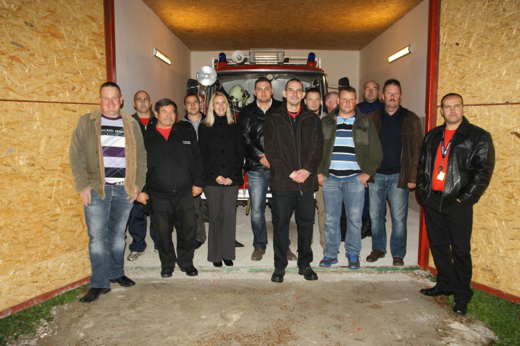 A tűzoltóknak segítettek