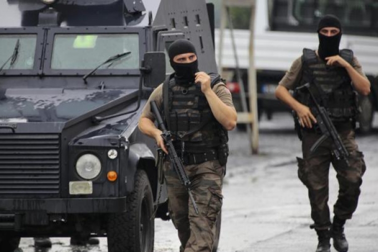 Terrorizmus - Katonai járművet ért támadás Délkelet-Törökországban, halottak