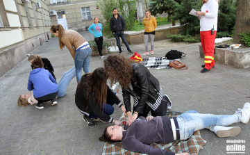 Versenyben segítettek