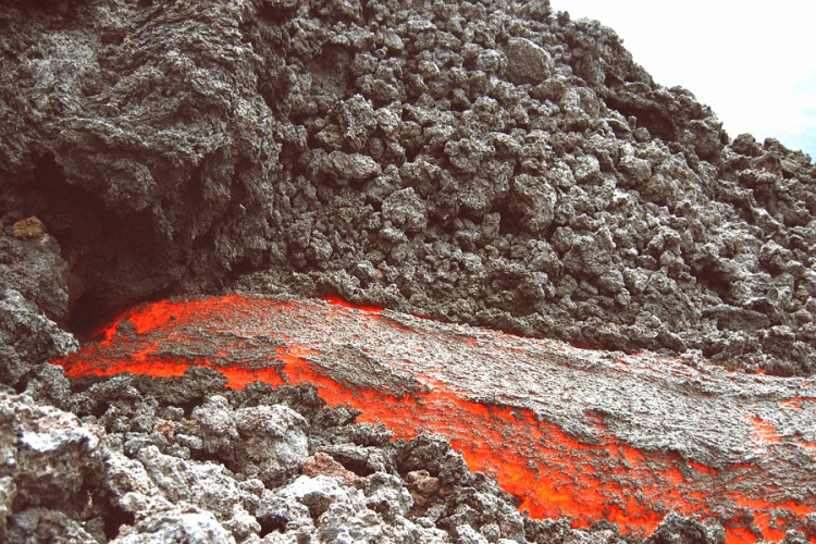 Már három hete nem csillapodik a vulkán La Palma szigetén