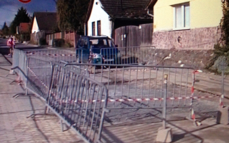 Útlezárás a Temető utcában