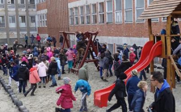 Új játszótér a Petőfiben- videóval