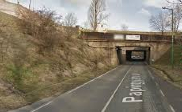 Autósok, figyelem: félpályás útlezárás a Papírgyári úton!