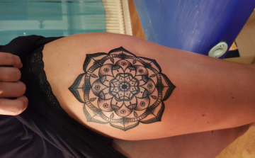 Bőrbe varrt üzenet