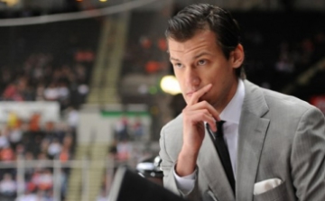 Fiatal és sármos a másodedző