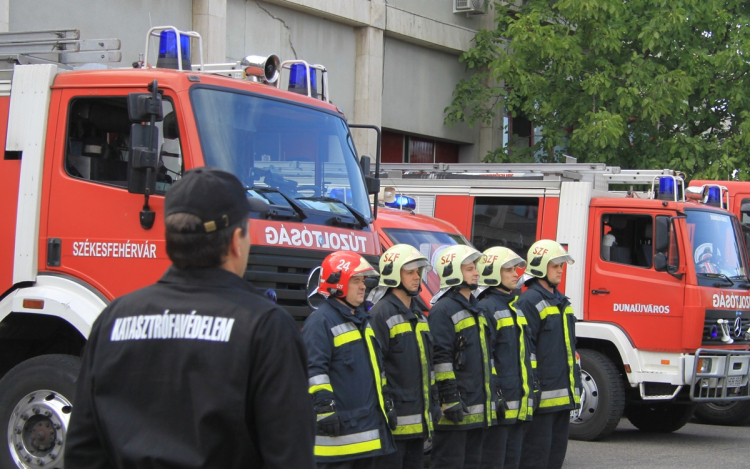 Szirénahang a hősi halottak tiszteletére
