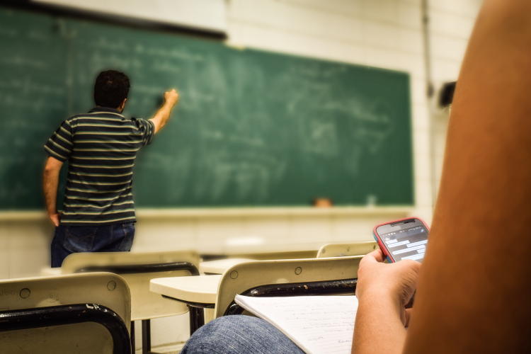 Online vagy tanteremben tanuljunk nyelvet?