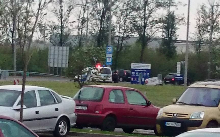 Opel az árokban a Hankook előtt