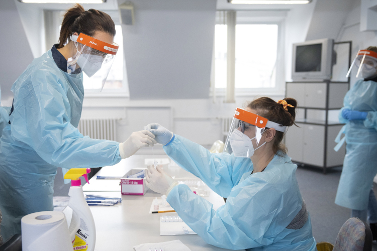 Erősödik a koronavírus-járvány nyári hulláma Csehországban