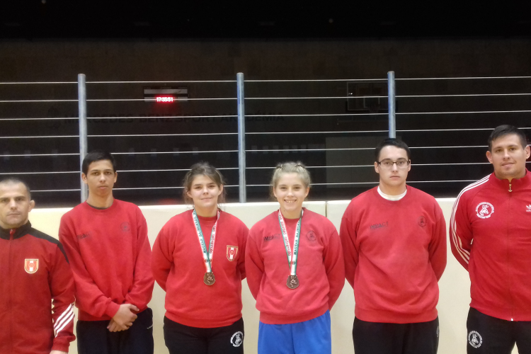 Lányok is a szőnyegen