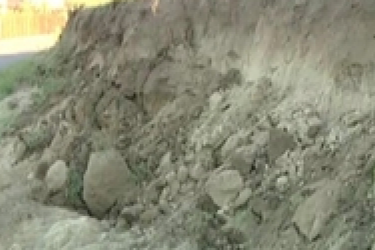 Táborállás, hogy ne csússzon tovább a part