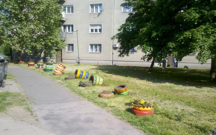 Van, aki rombol, van, aki épít...