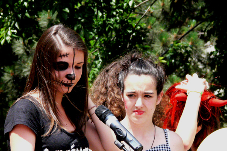 Nyolcadikos diákok bolondballagása