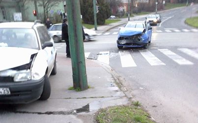 Két kocsi lett a figyelmetlenség áldozata