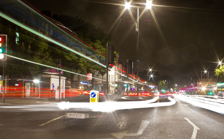 Új fényjelzések, egységes táblák a készülő KRESZ-módosításban