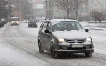 Hatszor veszélyesebb nyári gumival közlekedni télen