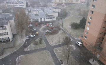 Hurrá, telelünk! Megkezdődött a hóesés!