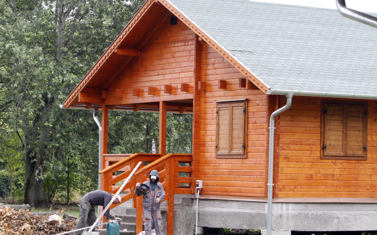 Építik az új apartmanokat a kempingben