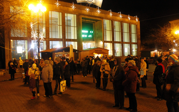 Hangolódjanak a mozi téren