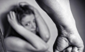 Bezárta és bántalmazta élettársát