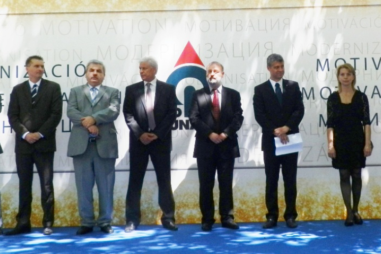 És jöhetnek a bugák