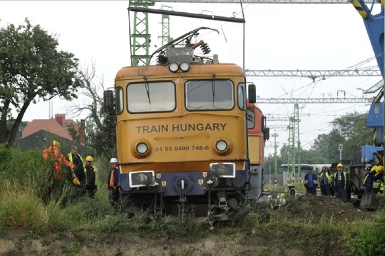 Érdnél befejeződött a kisiklott mozdony műszaki mentése, újraindult a vonatforgalom