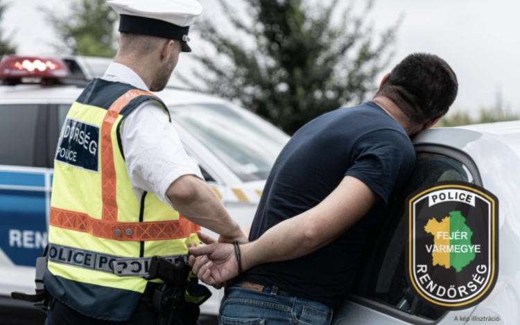 KERÍTÉSEN ÁT A BÖRTÖNIG