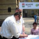 Együtt 2014 kampány-körút  a bejáratnál Gombossal