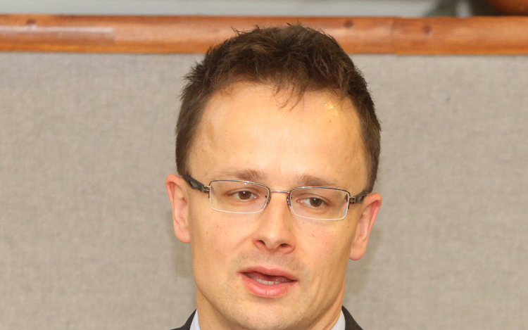 Lakossági fórum a Városházán: Szijjártó - a magyar kormány két lábra állította Magyarországot