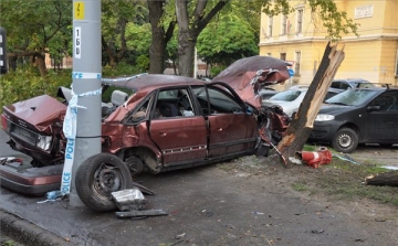 Fának, tűzcsapnak és egy közvilágítási oszlopnak ütközött egy autó Budapesten