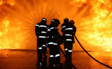 Több garázs égett Dunaújvárosban