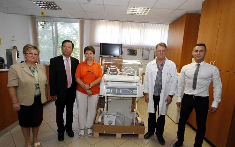 Új és korszerű inkubátort kapott a Szent Pantaleon Kórház gyermekosztálya