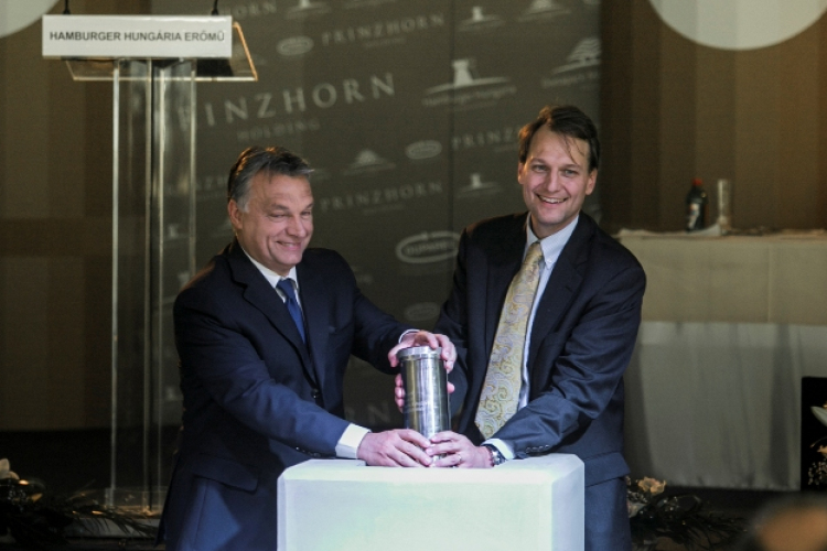 Alapkő a már épülő gyárnak