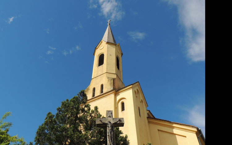 Állagmegóvási munkák az óvárosi templomon.